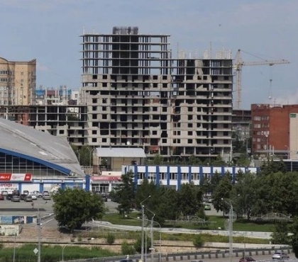 В центре Челябинска начали сносить старейший долгострой города