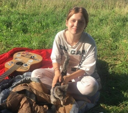 Уличная певица из Челябинска рассказала, как путешествует автостопом со своей кошкой
