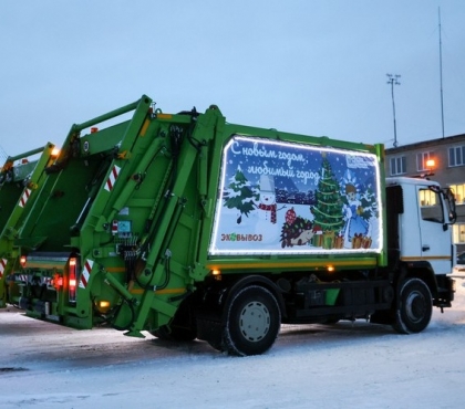 Челябинские мусоровозы к Новому году украсили праздничными плакатами и иллюминацией