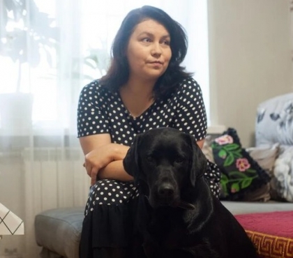 «Делаю по памяти»: незрячая жительница Челябинска рассказала, как заново училась ездить в автобусах и готовить