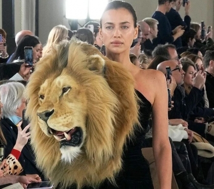 Южноуральская модель Ирина Шейк вышла на подиум в платье с головой льва