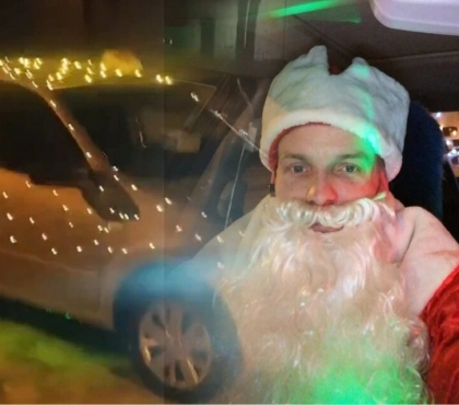 В Магнитогорске таксист украсил машину по-новогоднему и ездит в костюме деда Мороза