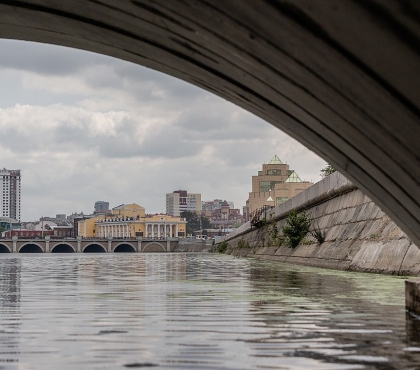 В реке вода прозрачная: фотограф из Челябинска отправился в плавание по Миассу