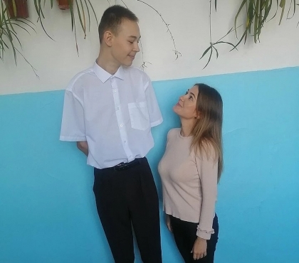 Не помещается за партой: в Челябинской области нашли самого высокого мальчика в стране