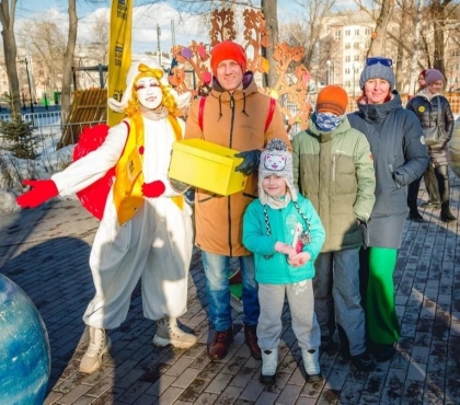 Жители Челябинска получили рекордное количество подарков на катке в парке имени Терешковой