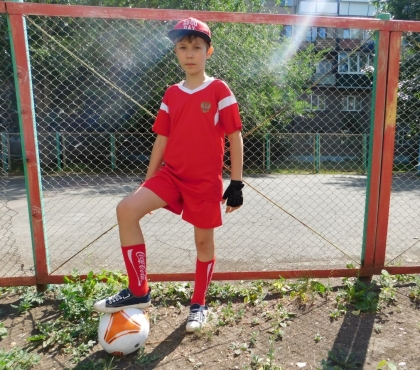 В Челябинске 11-летний мальчик начал собирать макулатуру, чтобы купить футбольные мячи для сирот