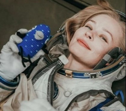 Игрушка-галчонок, связанная жительницей Челябинска, улетела в космос вместе Юлией Пересильд