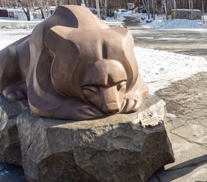 В Снежинске установили скульптуру медведя с цитатой Путина