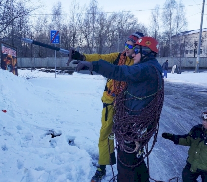 Скалолазы покорили шестиметровый сугроб в Челябинске