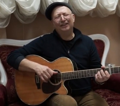 Юморист Юрий Гальцев записал песню и клип про город в Челябинской области