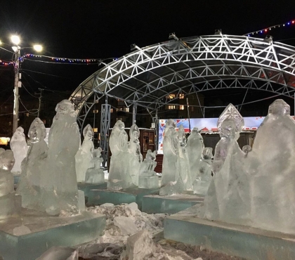 На главной площади Копейска появилось полсотни ледяных Дедов Морозов и Снегурочек