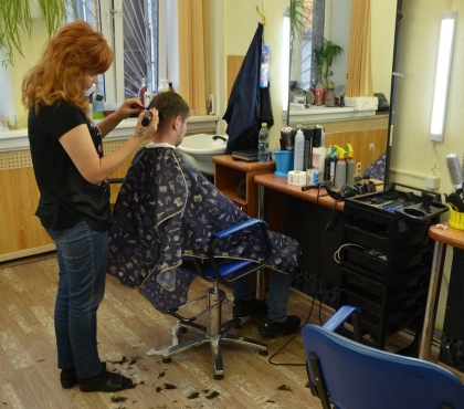 Коррективы для качества жизни: в регионе разрешили работать парикмахерским, химчисткам и ряду других предприятий