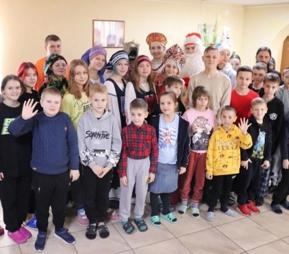 Беженцев из зоны СВО, размещенных в гостинице «Уралочка» поздравили с наступающим Рождеством