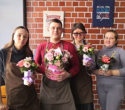 Матерей-одиночек из Челябинска учат флористике: в цветочной лавке провели бесплатные семинары для подопечных «Берега»