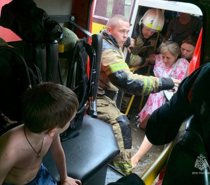 В Челябинске спасли 8 взрослых и ребенка из затопленной маршрутки