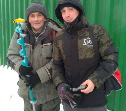 В Челябинске рыбаки спасли примерзшую к столбу кошку, которая больше суток провела на морозе