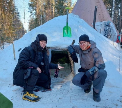Ночь в сугробе: в Челябинской области туристы построили «деревню из снега»
