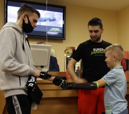 Чтобы заниматься спортом и работать: двое детей из Челябинска бесплатно получили бионические кибер-руки