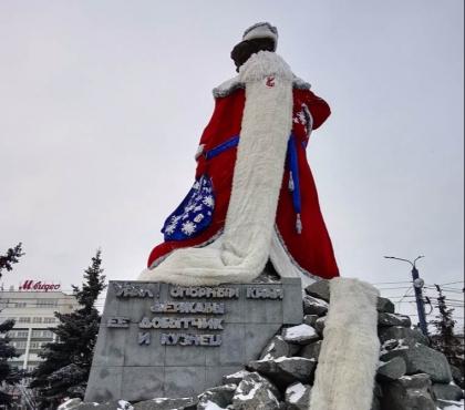 Памятник у железнодорожного вокзала нарядили в костюм Деда Мороза