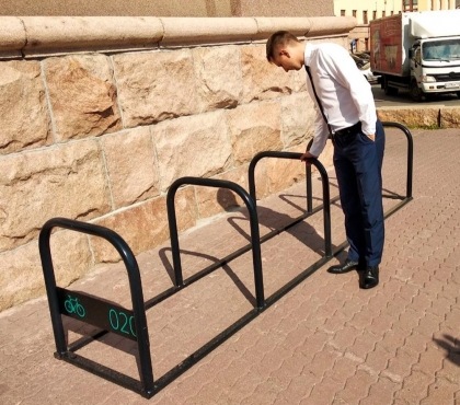 В Челябинске приступили к установке новых велопарковок