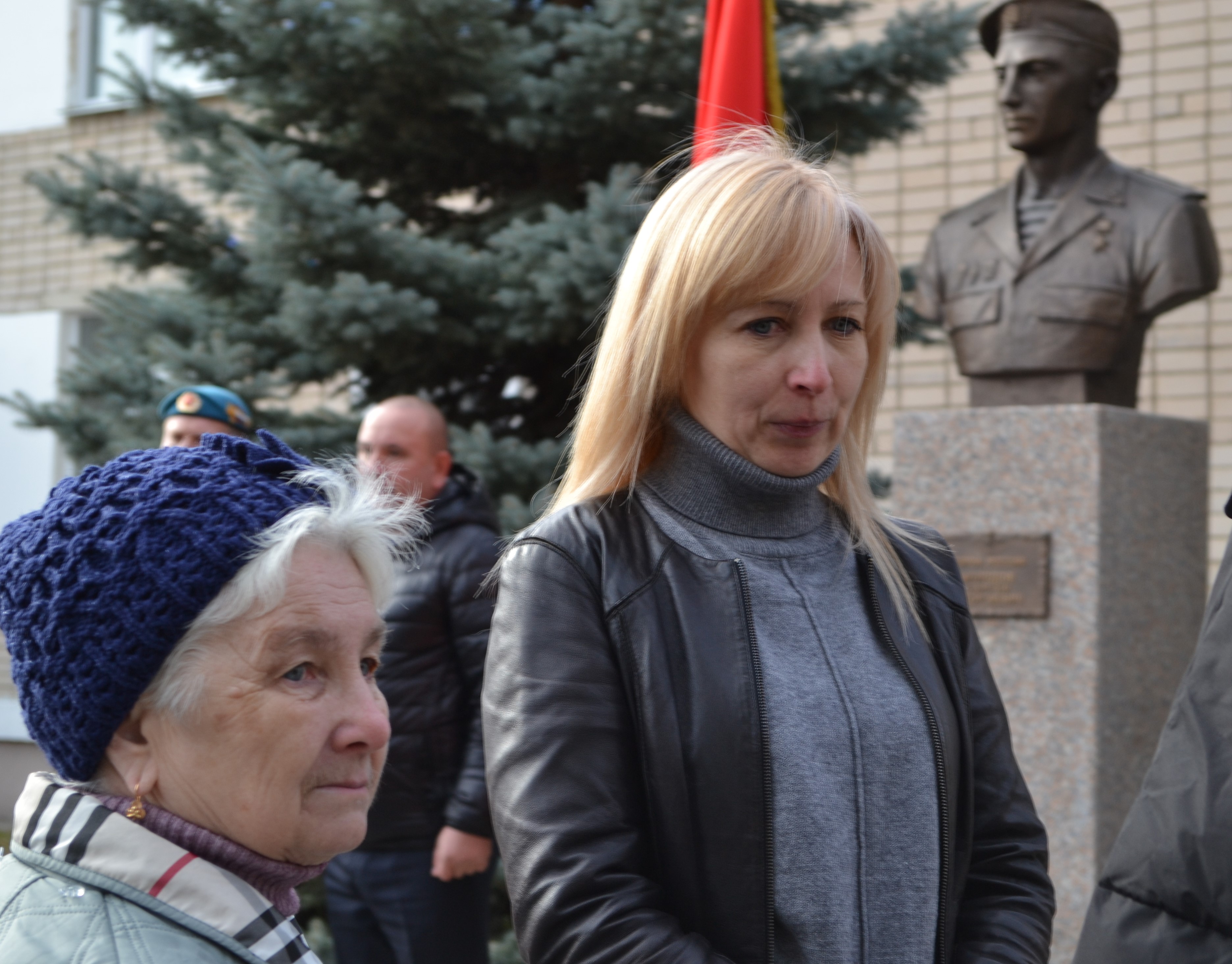 На церемонии открытия памятника приехала сестра Сергея Молодова Надежда Дубинина вместе с дочкой