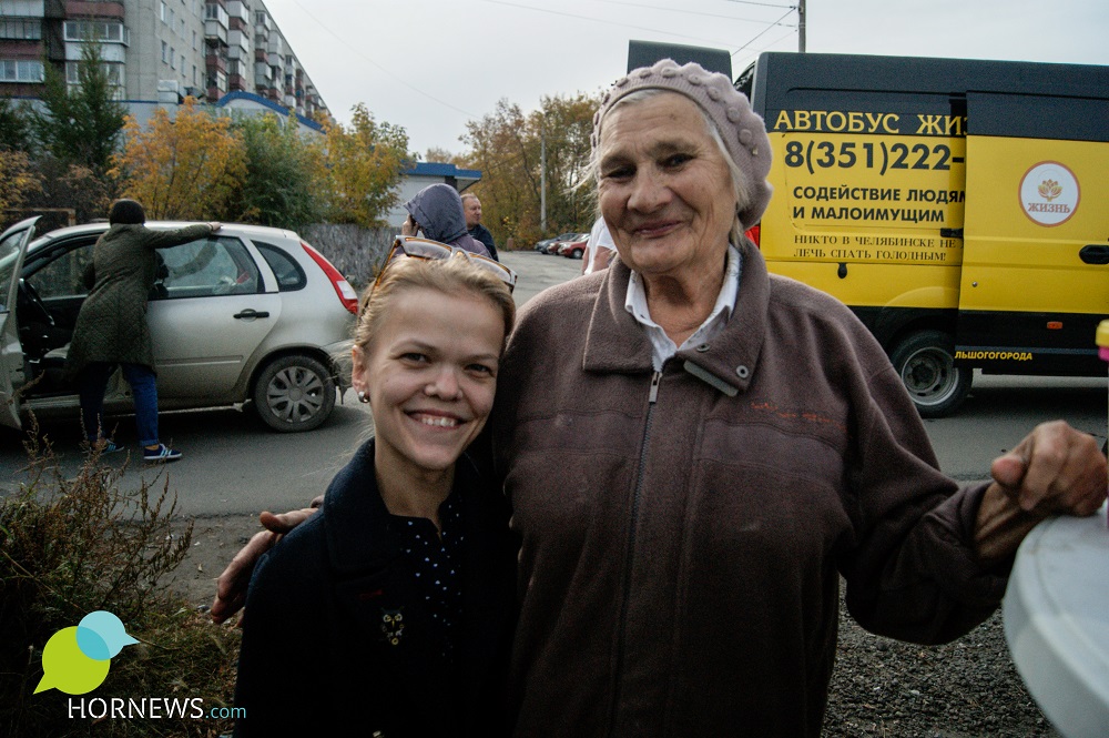 Валентина Лучник вместе с волонтером Миланой 