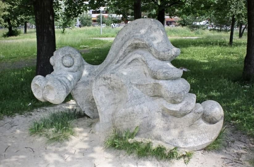 «На фото — пример скульптур, которые нам нужны»: одна из скульптур Виктора Митрошина, расположенная неподалёку от Дворца пионеров и школьников имени Крупской