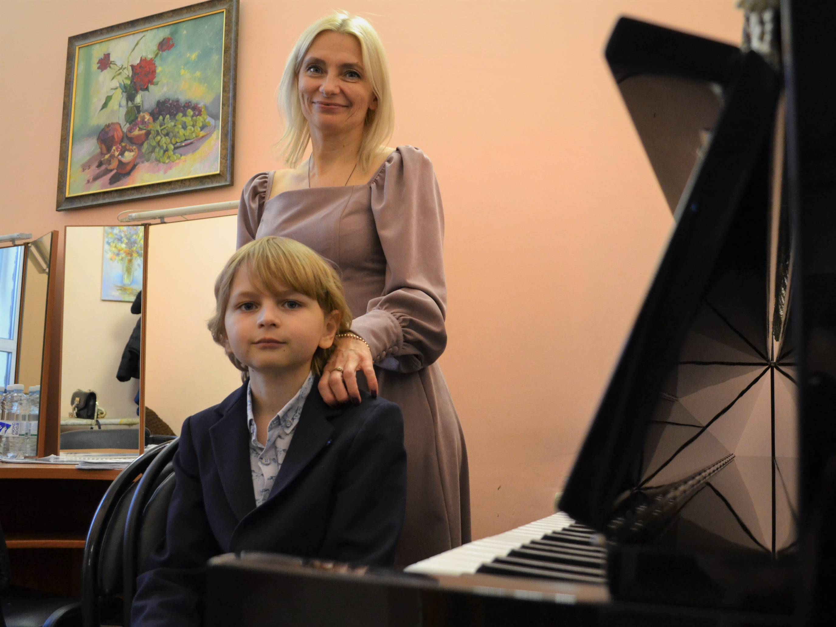 Елисей с мамой Ольгой перед концертом в Челябинской филармонии