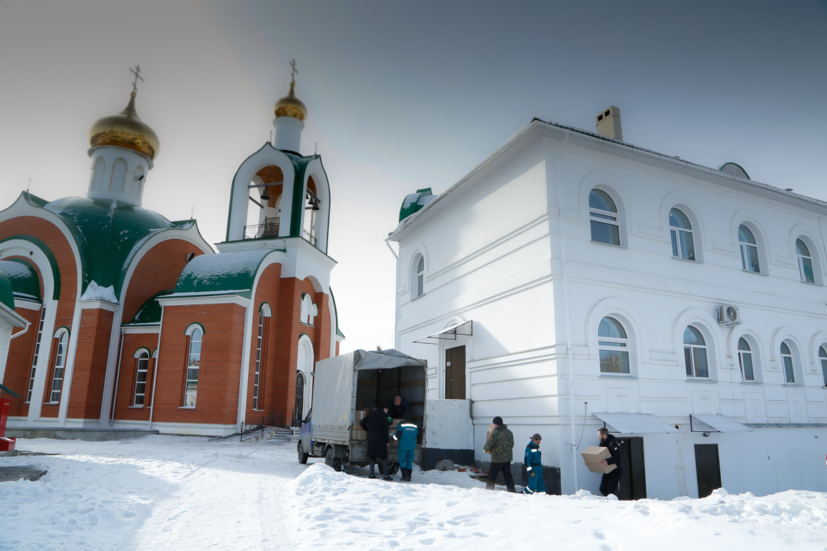 Отправка гуманитарной помощи из храма Сергия Радонежского в Челябинске. Фото сделано в марте 2022