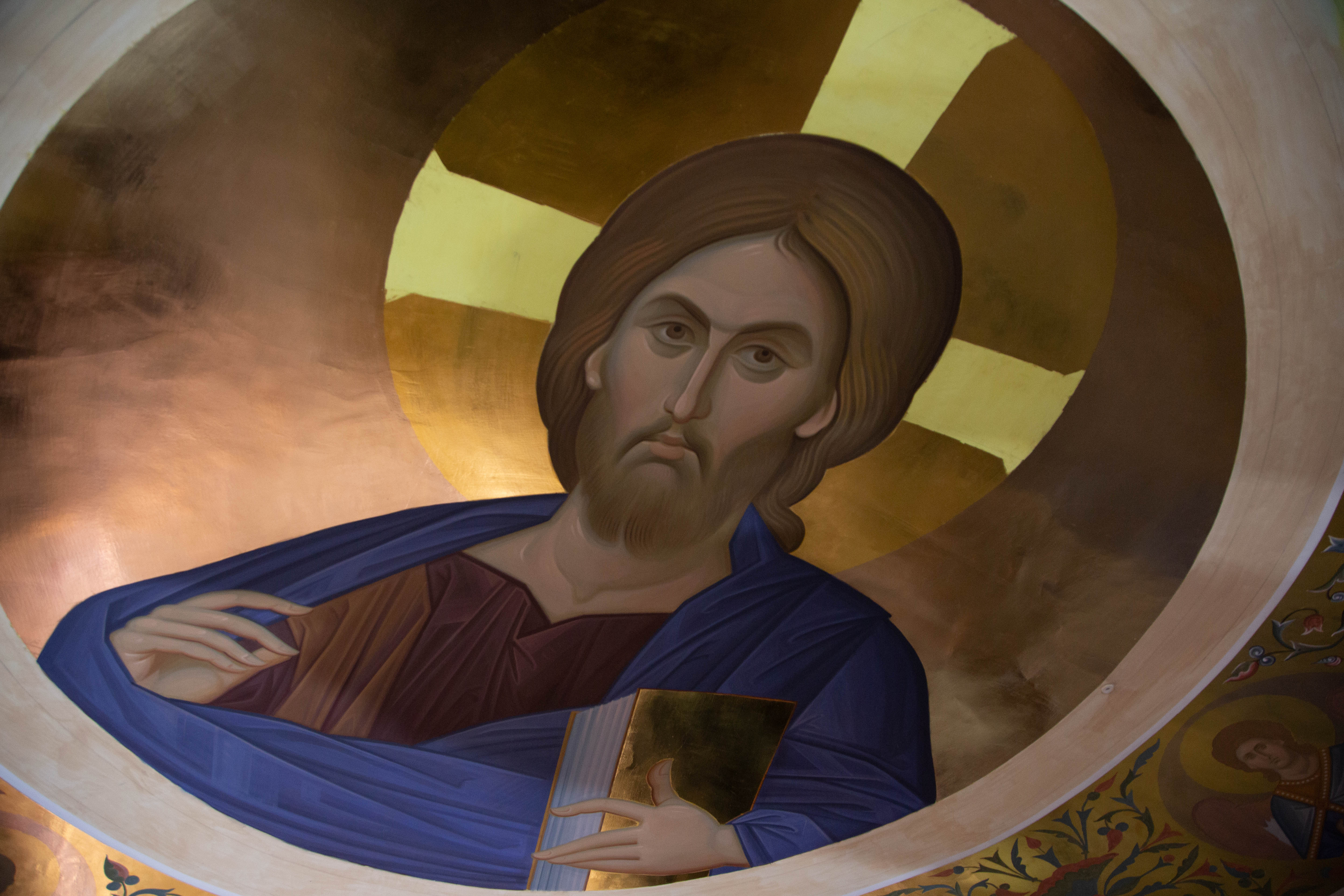 Лик Христа обычно изображается под куполом, Он как бы смотрит на молящихся сверху