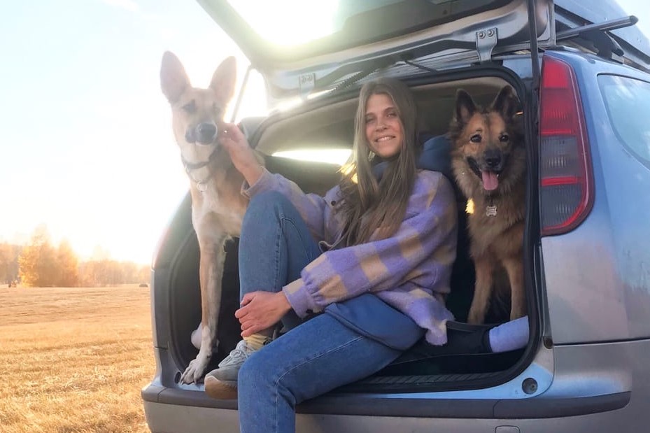 Юля со своими собаками