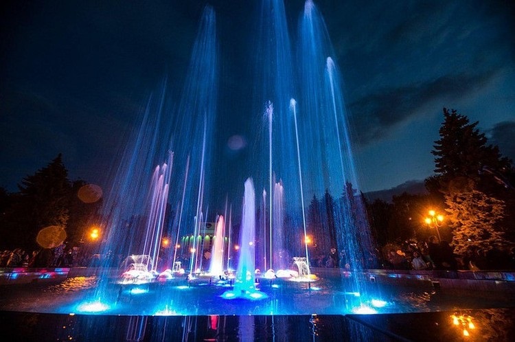 Полюбоваться на светомузыкальную программу фонтана на площади Революции летом можно с 21 до 22 часов. Автор фото: Сергей Абрамов.