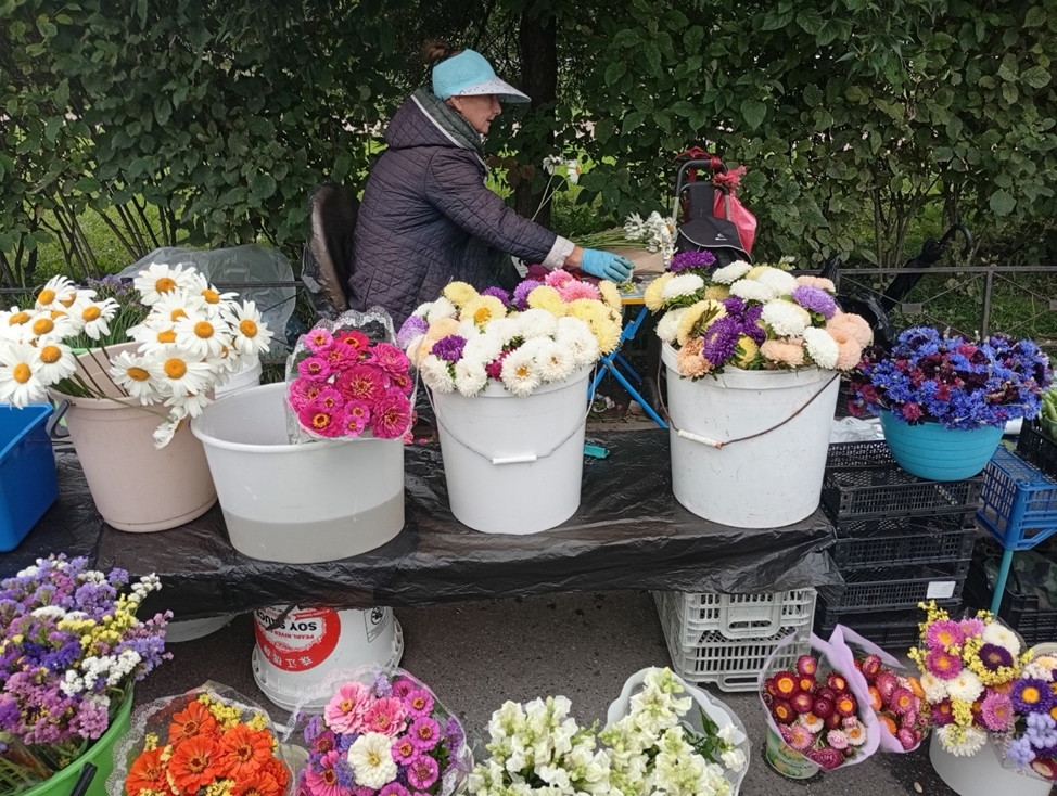 Здесь цветы дороже. Букеты от 450 р.