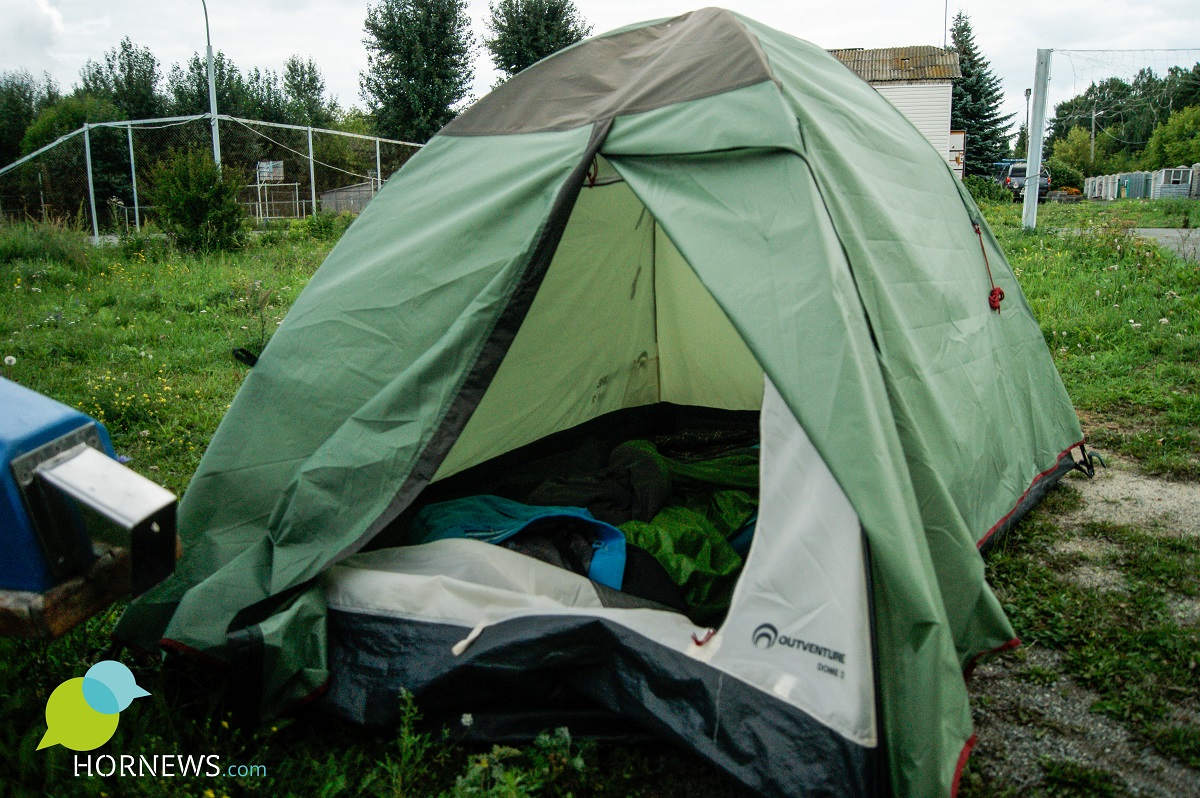 Александр периодически ночует в палатке на берегу Шершней