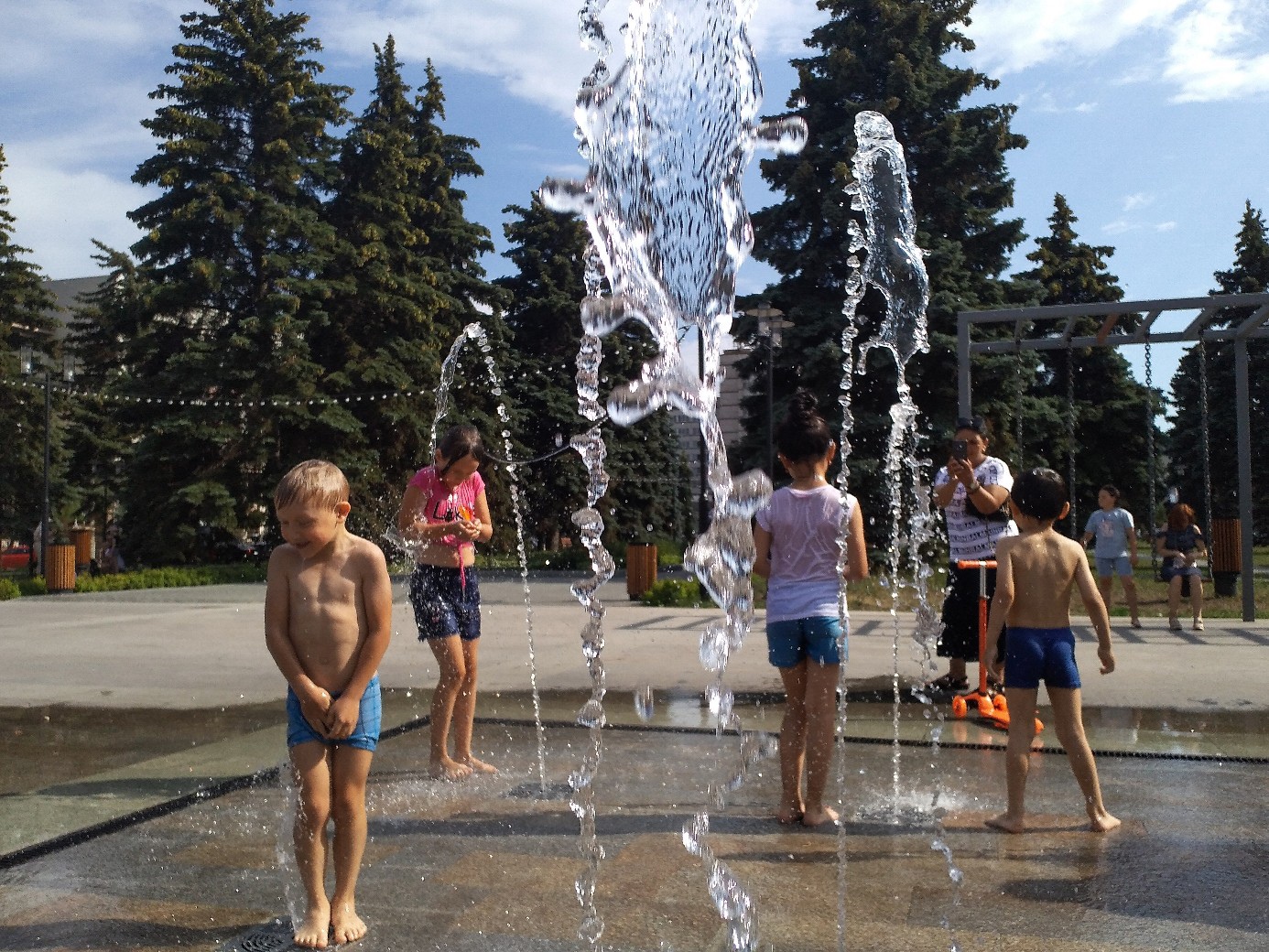 «Сухой» фонтан у ЮУрГУ сегодня – место притяжения детей и взрослых
