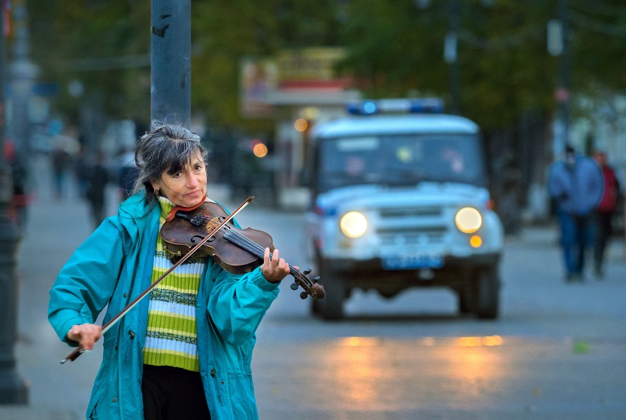 Челябинск. Скрипачка на улице города. Автор фото Александр Петросян