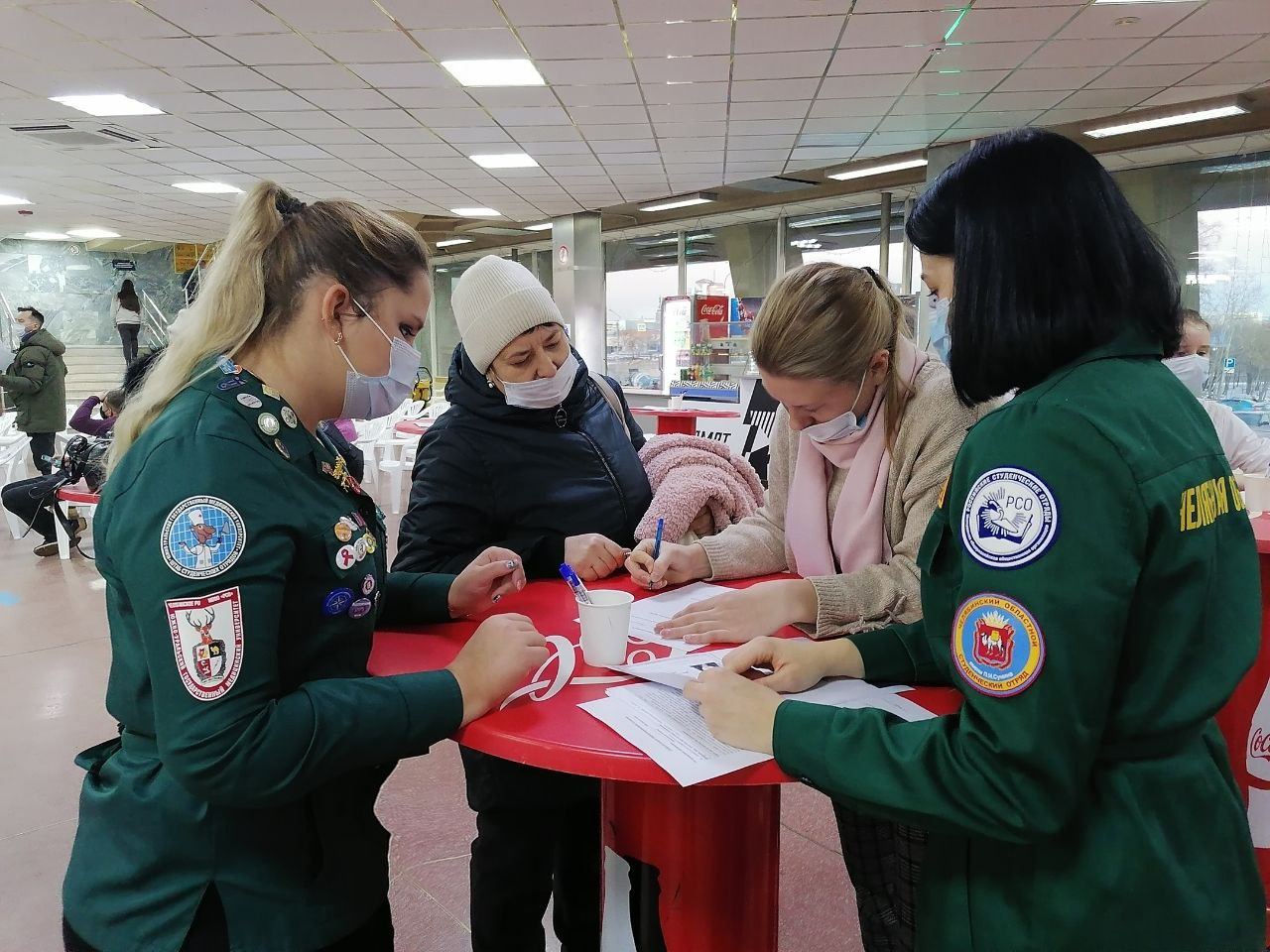 Добровольцы пока не в белых халатах, а в зеленых куртках челябинского регионального отделения студенческих отрядов