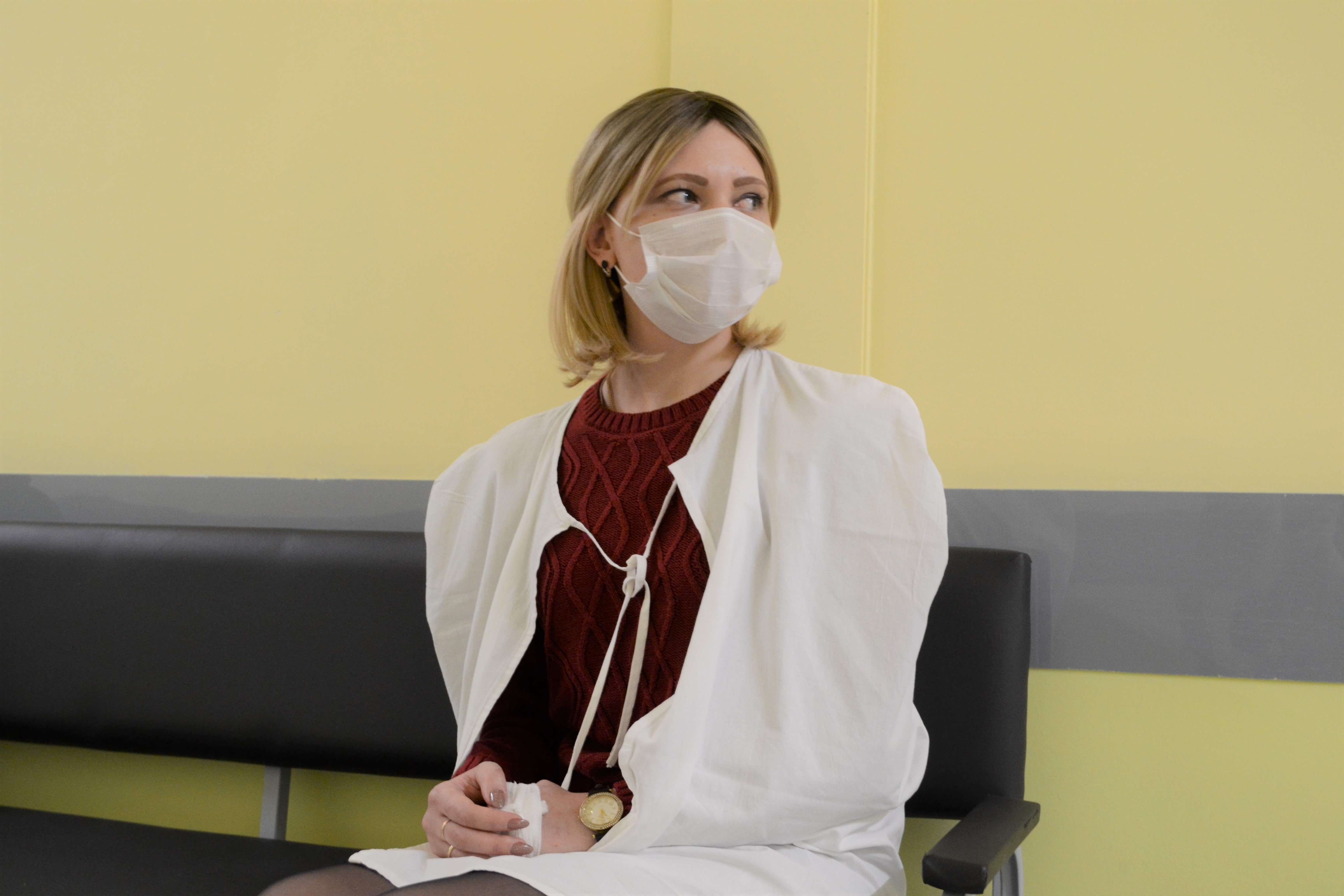 Медицинскую маску Людмила пока не снимает даже для фото - нельзя, пока не полностью восстановился иммунитет