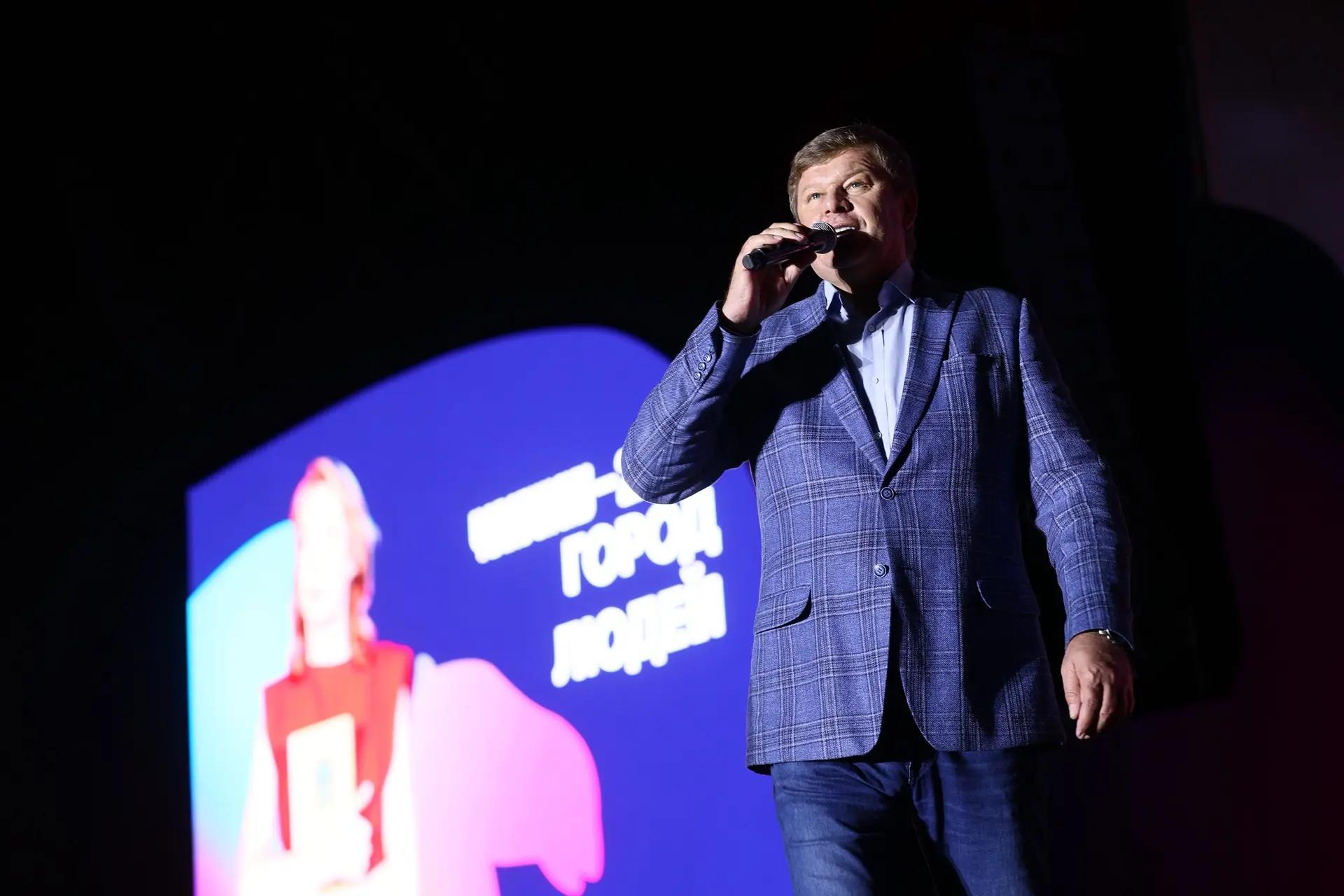 Ведущий праздника спортивный журналист Дмитрий Губерниев