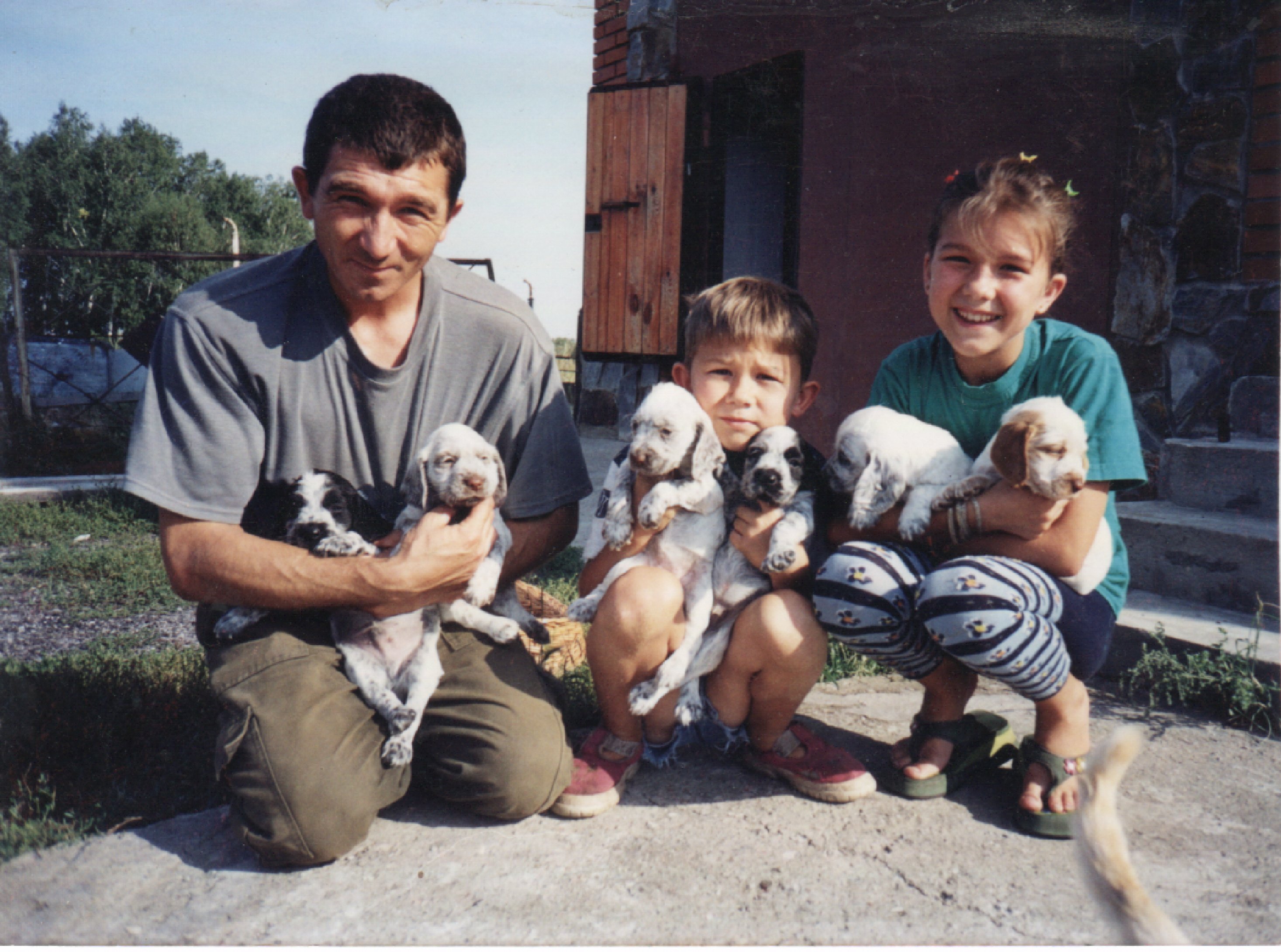 Марс Андреевич с детьми и шестерыми щенками Азы
