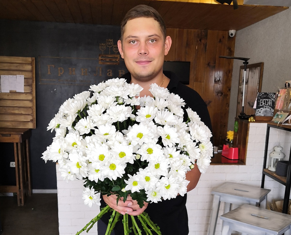Дмитрий Комолов является владельцем цветочной лавки 
