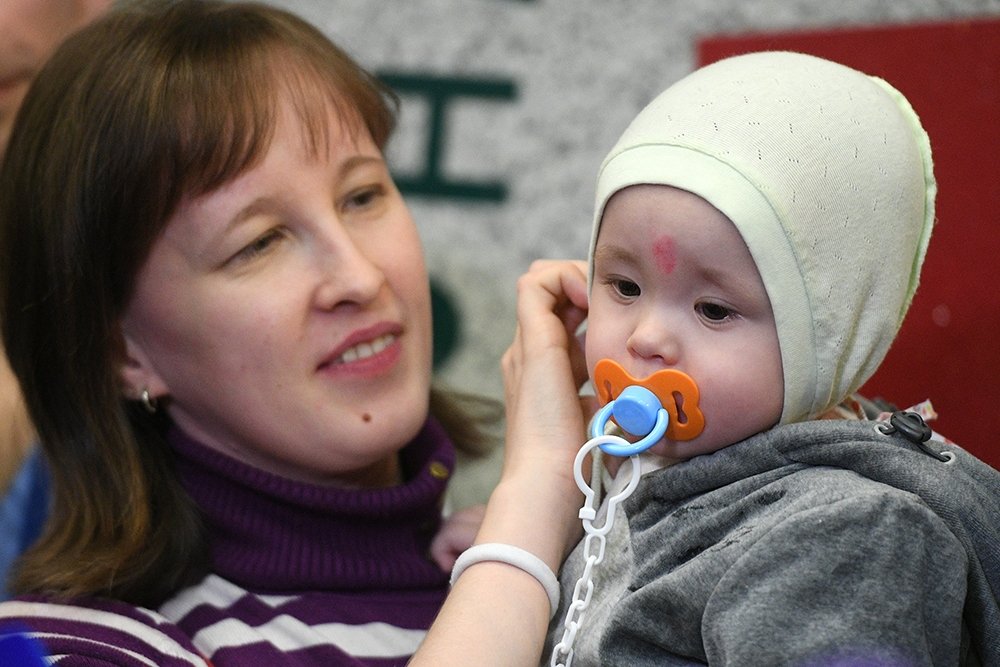 Ваня с мамой Ольгой после выписки из больницы. Фото: Рамиль Ситдиков, РИА Новости