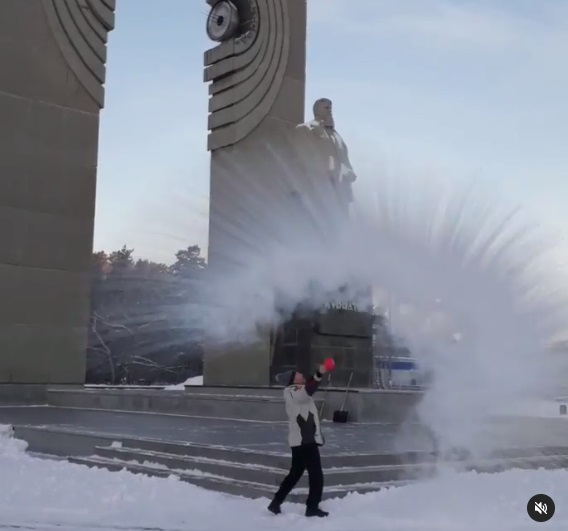 В Челябинске вновь устраивают #дубакчеллендж: разбрызгивают кипяток на морозе. Автор Владимир Долгачев 