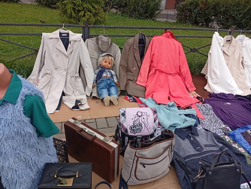 Здесь меня привлекла кукла. Но продавца не было, поэтому я не смогла узнать, сколько она стоит
