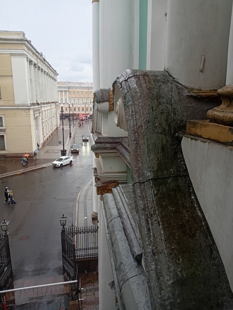 Фото из она Зимнего дворца. На улице людей нет, все в Эрмитаже!