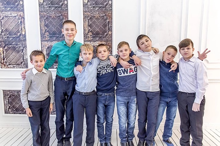 Илья со сверстниками в 2018 году 
