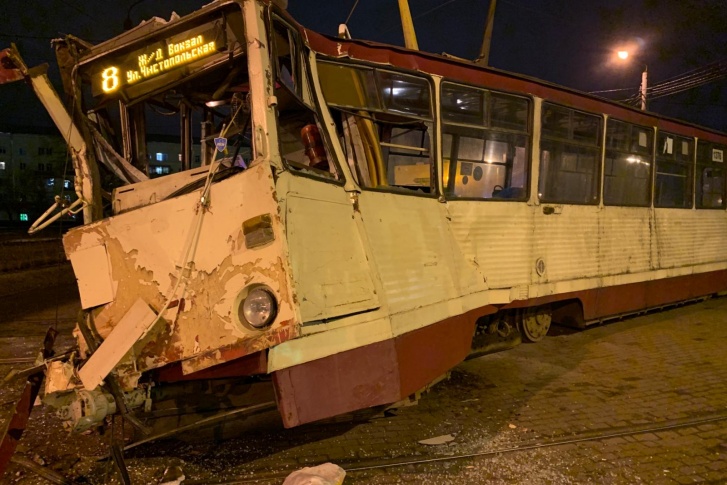Возле ТРЦ «Алмаз» в Челябинске трамвай протаранил грузовик.