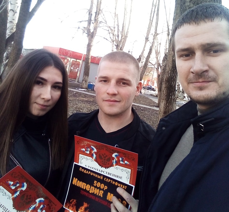Ксению и Дмитрия наградили представители местной молодежной организации