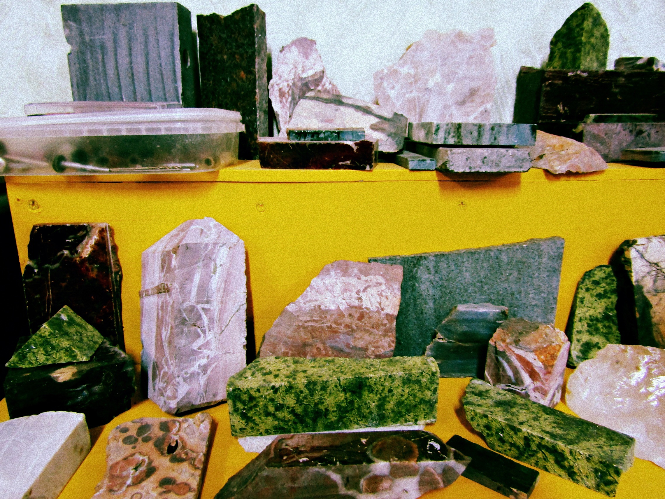 Образцы минералов в студии 