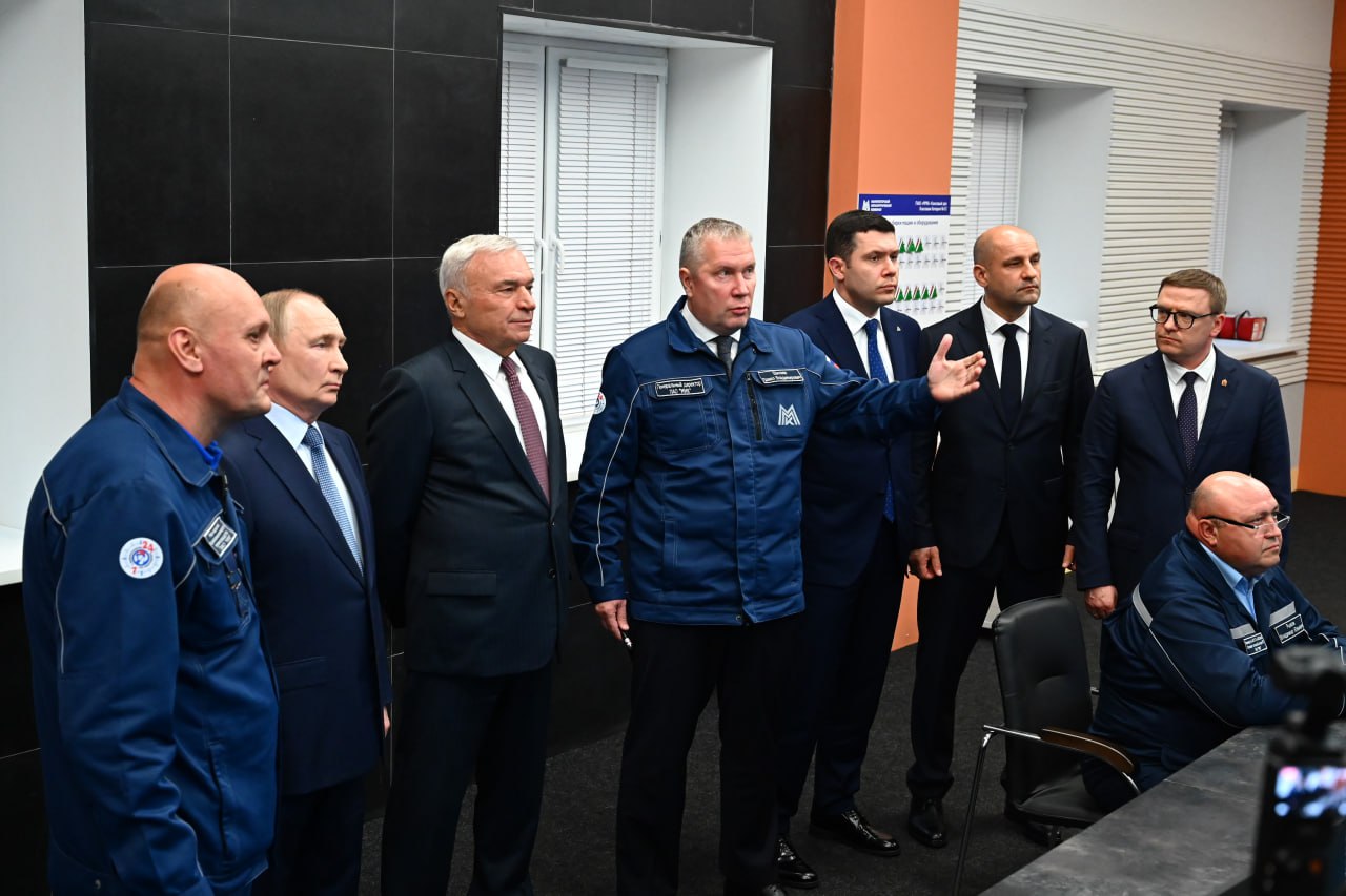 Президент России Владимир Путин на Магнитогорском металлургическом комбинате, где осмотрел новую коксовую батарею №12 — один из ключевых промышленных проектов страны. Фото: Правительство Челябинской области